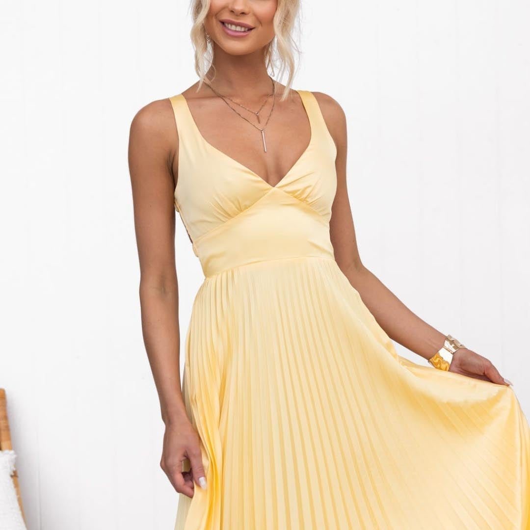Rozemarijn™ | Yellow Pleated V-Neck Maxi Dress