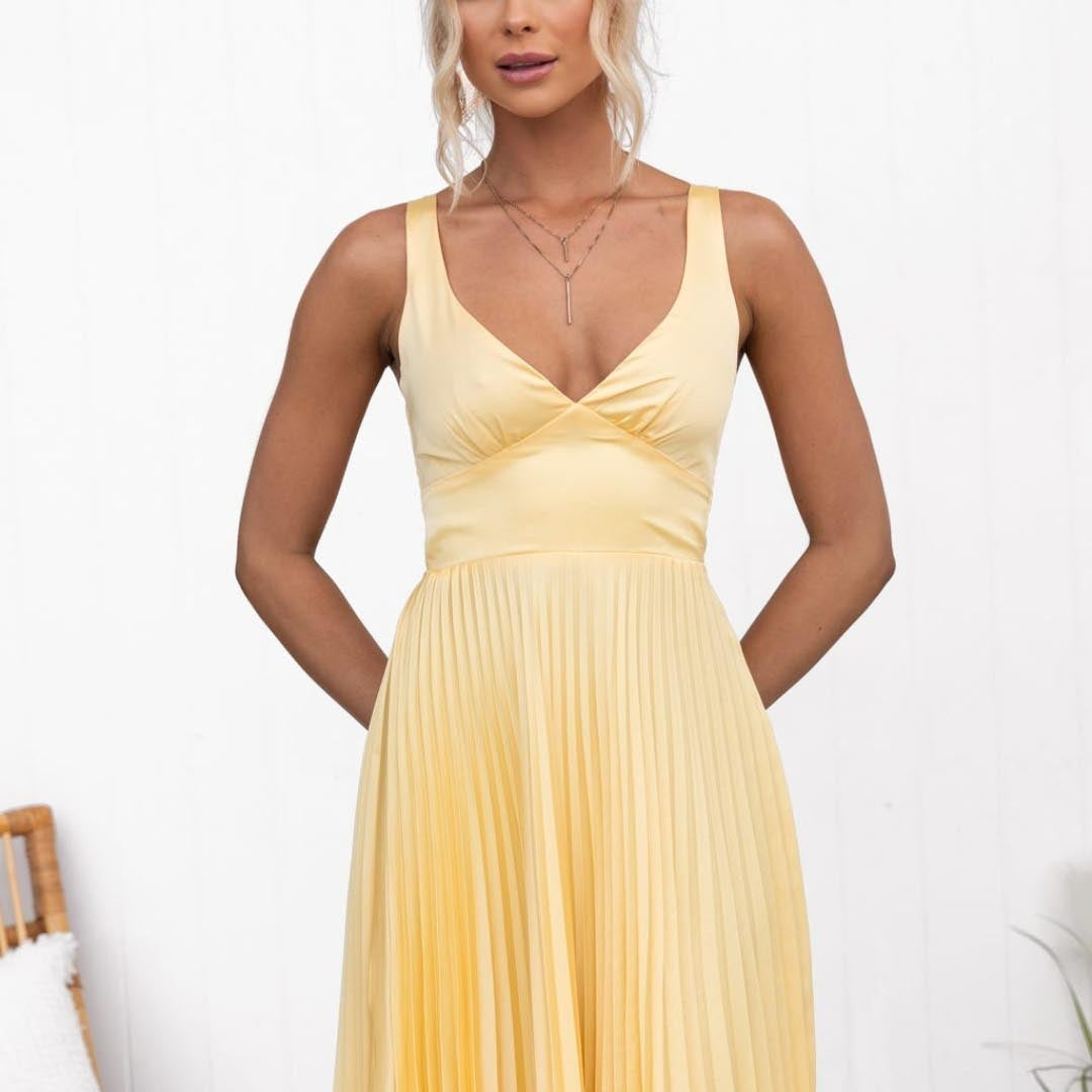 Rozemarijn™ | Yellow Pleated V-Neck Maxi Dress